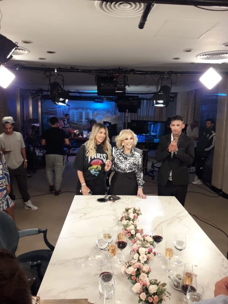 Wanda Nara y L-Gante posaron con Mirtha Legrand tras la grabación del programa