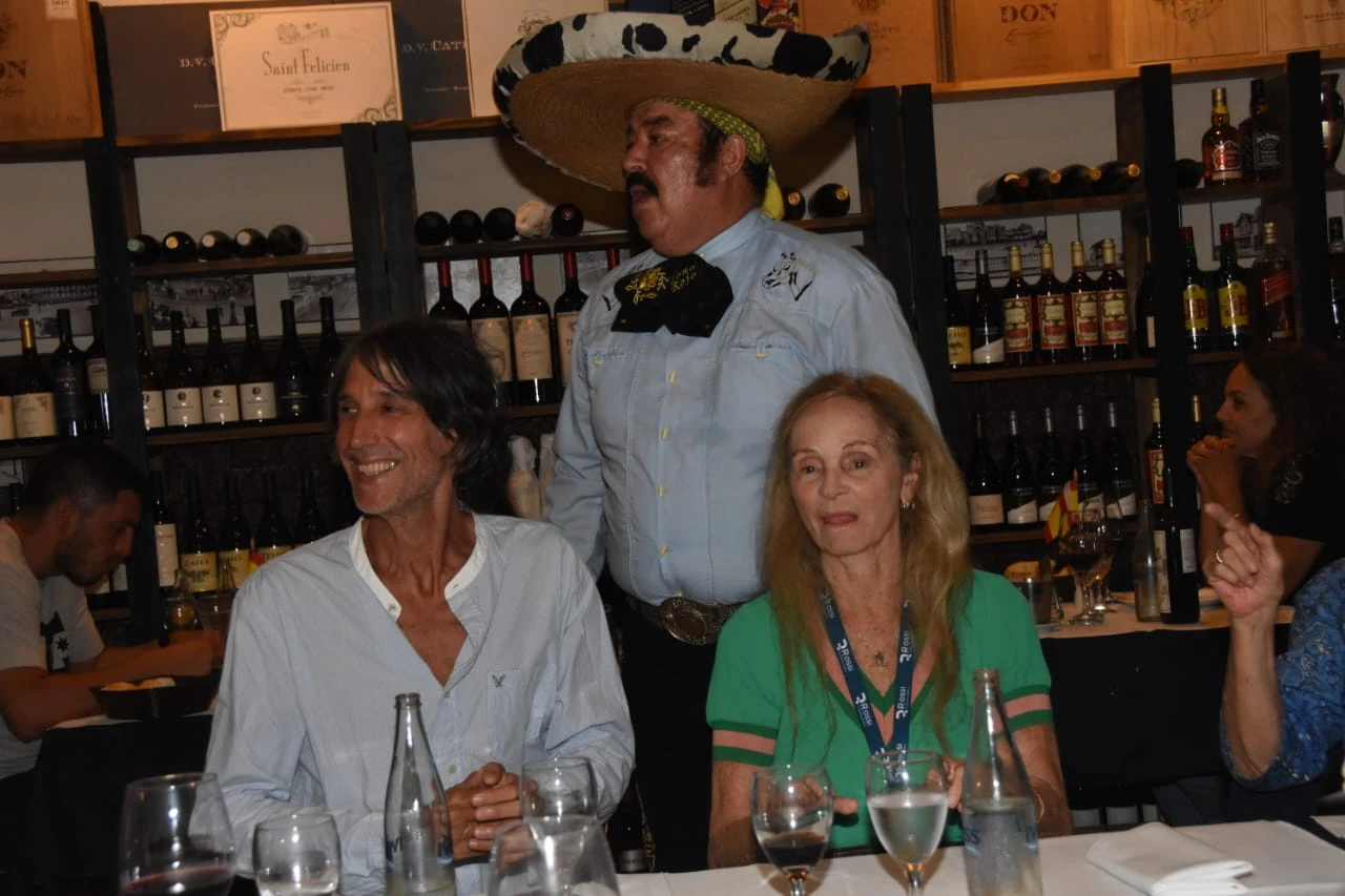 Juan Cruz Bordeu recibió a los mariachis como sorpresa. Fotos: RS Fotos.