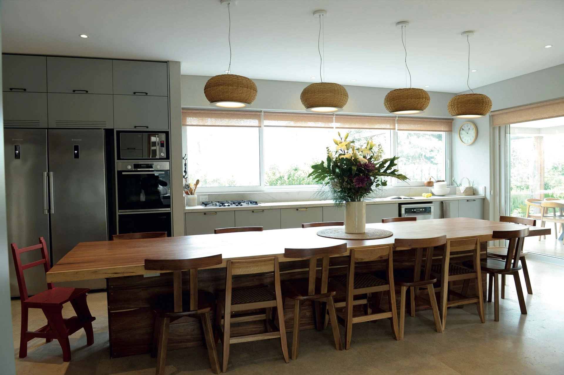 El comedor se integra a la cocina, y es tendencia 2025.