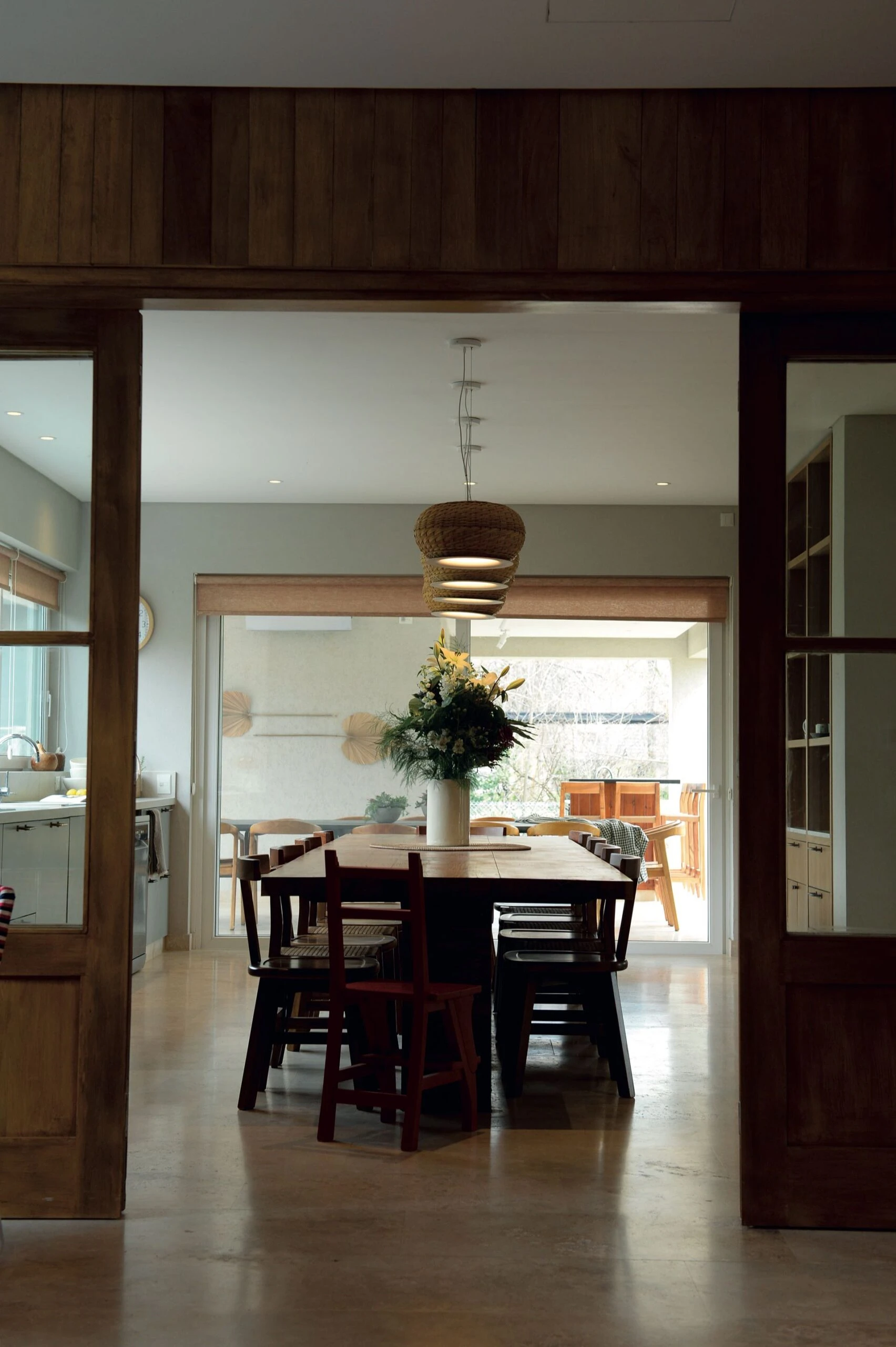 La mesa del comedor impone su presencia en el espacio compartido.