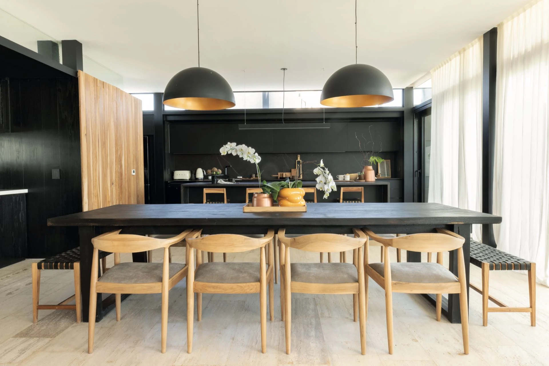 Una vista de la integración óptima del comedor con la cocina.