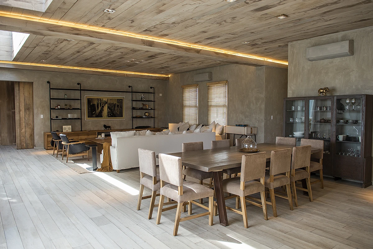 El comedor junto al living, en un espacio abierto y elegante.