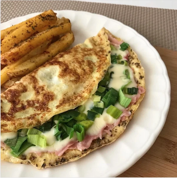 Omelette de jamón, queso y puerros