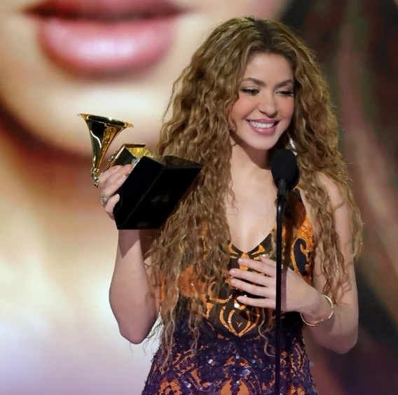 Shakira con el trofeo