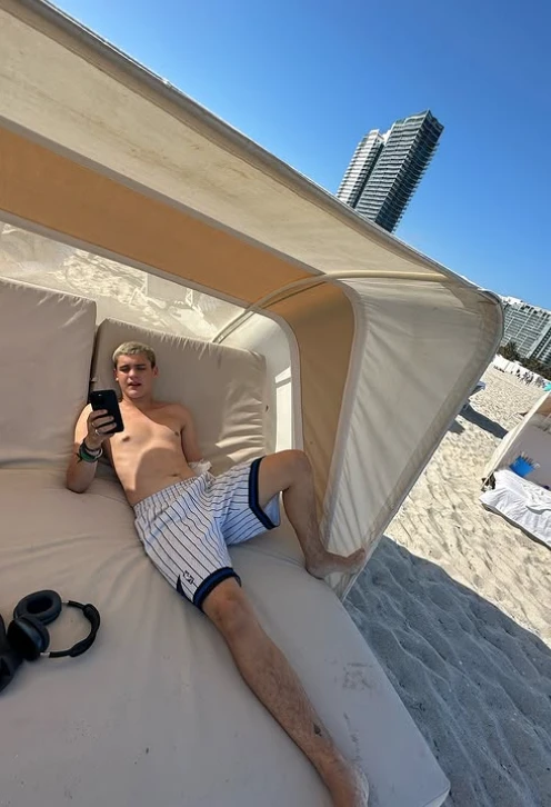 Bautista no hace tanta actividad como sus hermanos. Acá se le ve parte del brazo 