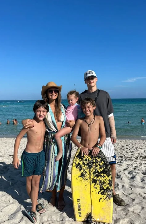 En la playa, con brazo enyesado