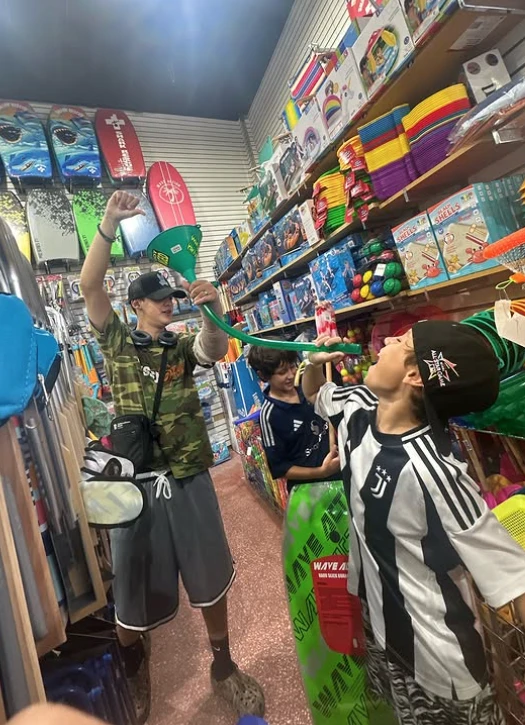 De compras, con brazo enyesado