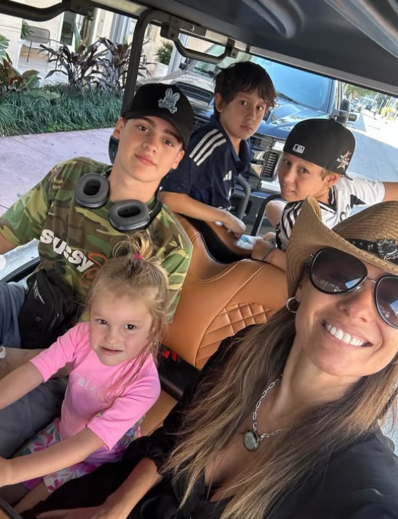 En una de las primeras fotos yendo a la playa en Miami, Bautista tiene el brazo enyesado