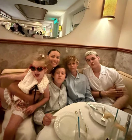 En la foto del cumpleaños de Pampita, Bautista ya aparece con brazo enyesado