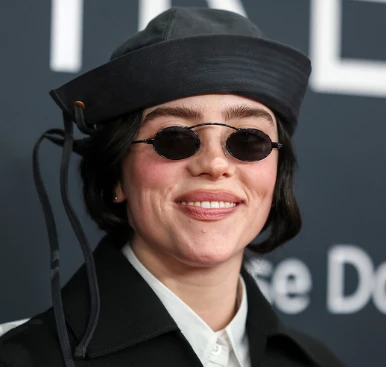 Billie Eilish apareció con corte medusa debajo del sombrero