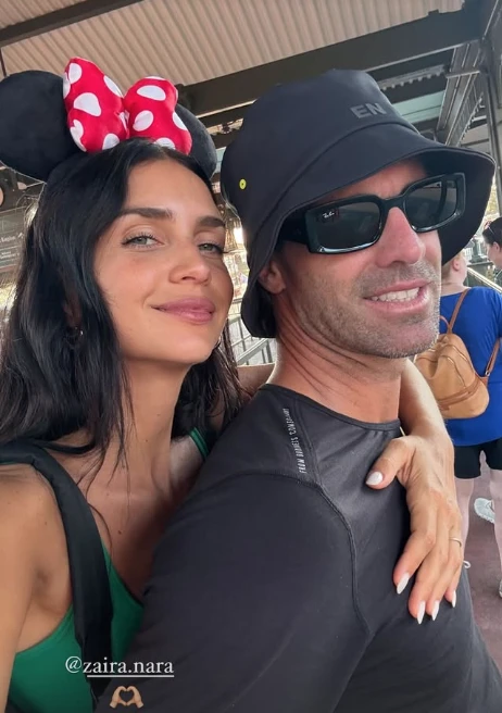 Zaira con moño de Minie y cara de enamorada junto a Facundo Pieres