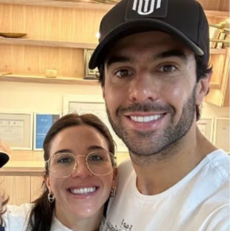 Manu Urcera y su hermana Paula. 