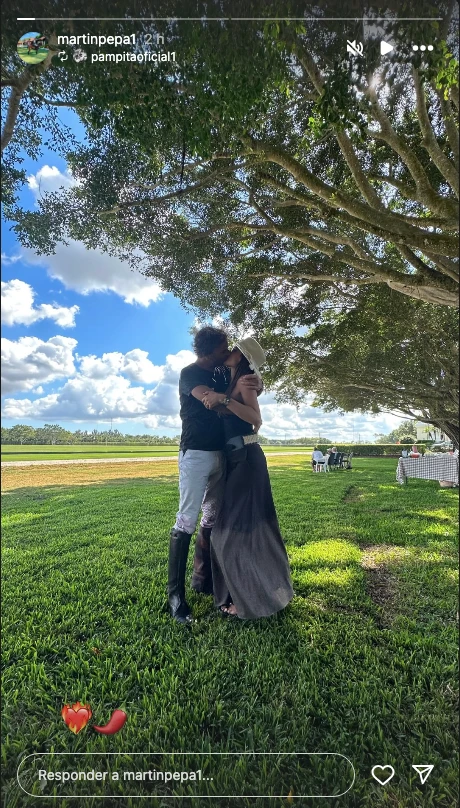 Martín Pepa sorprendió posteando fotos a los besos con Pampita
