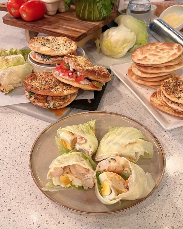 Sandwich fresco de atún y wraps de lechuga