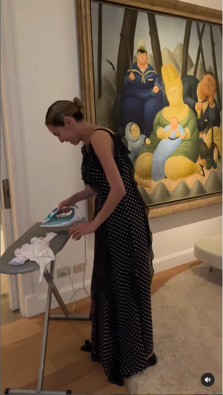 Eduardo Costantini mostró a Elina planchando