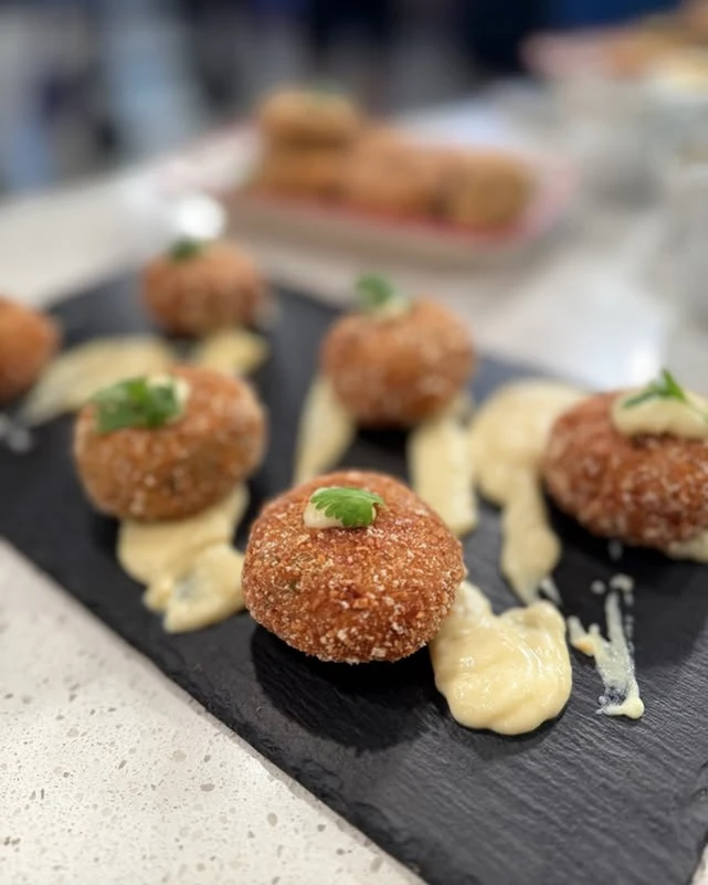 Croquetas livianas de falafel y mayonesa vegetal de naranja-cilantro