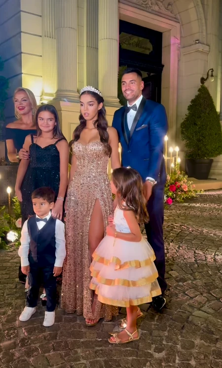 Jazmín, lista para su fiesta, posa con sus padres y sus hermanos.