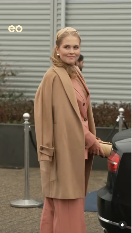 Amalia causó impacto con su look sastrero