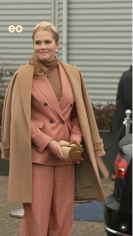 Amalia causó impacto con su look sastrero