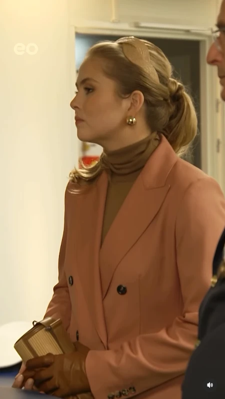 Amalia causó impacto con su look sastrero