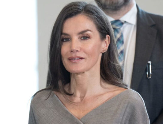 Letizia vuelve a apostar por la moda circular: adoptó un vestido comodín ideal para la próxima temporada