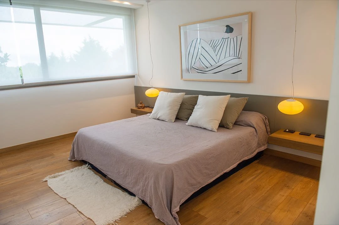 Un dormitorio minimalista y elegante. 