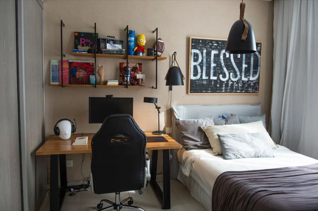 Blanco y negro y colores pop combinados. 