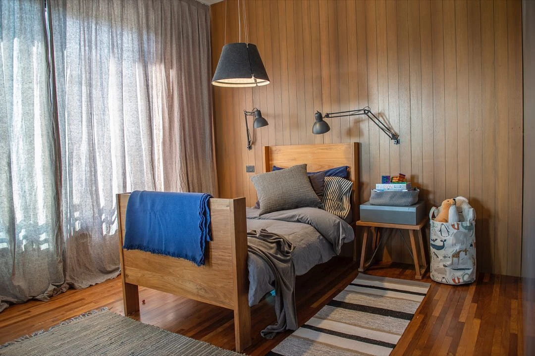 El mix de madera y distintos azules combinan para decorar este cuarto infantojuvenil. 