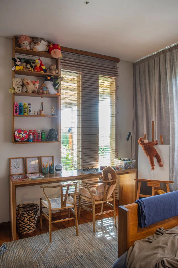 La zona de estudio, con luz natural que forma parte de la ambientación cálida.