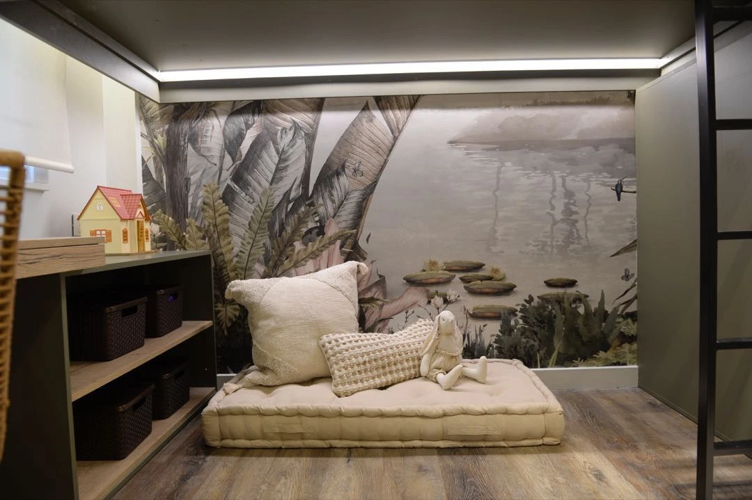 Un colchón sobre el piso completa la escena de un dormitorio para chicos. 