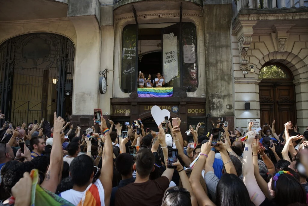 Lali, María Becerra y Taichu en la Marcha del Orgullo-.