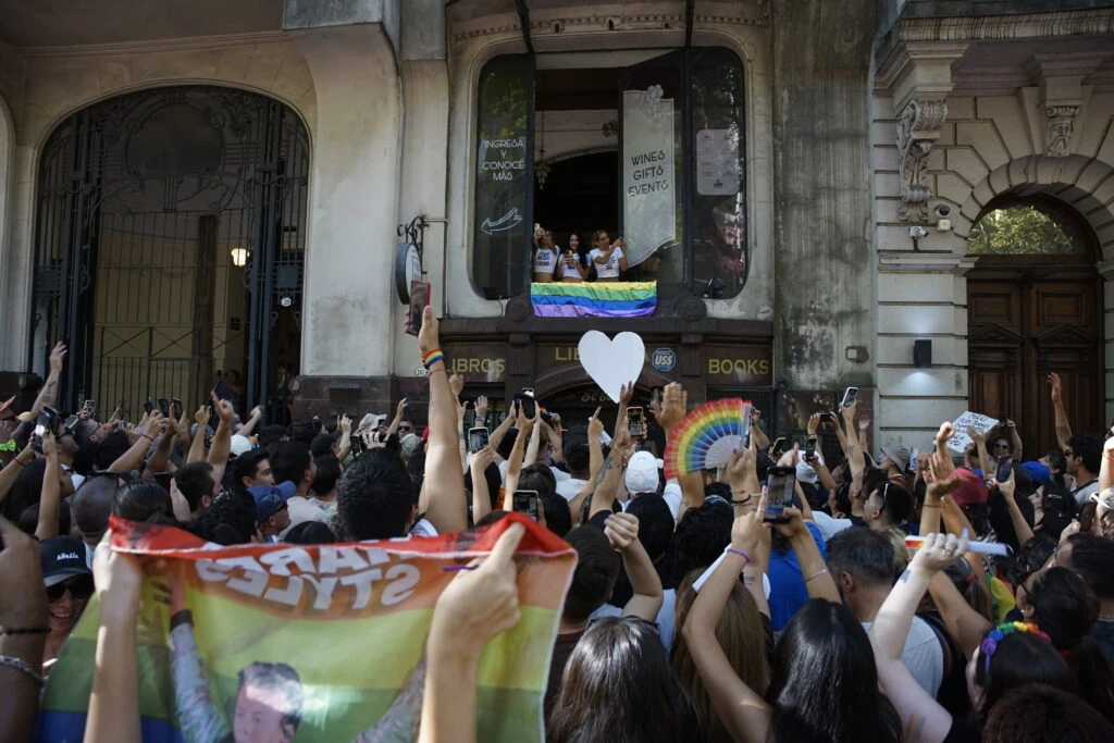 Lali, María Becerra y Taichu en la Marcha del Orgullo-.