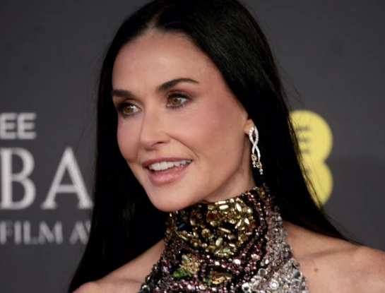 Demi Moore impactó con su look símil vitraux
