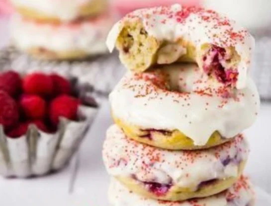 Cómo preparar donas de chocolate blanco y frambuesa: la receta perfecta para compartir con amigos