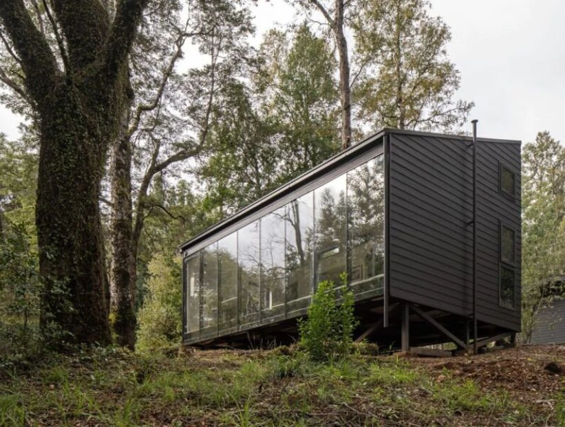 Así se diseñó una casa prefabricada en un bosque de Chile