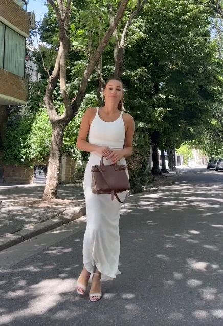 El look minimalista de Pampita para pasear por la ciudad