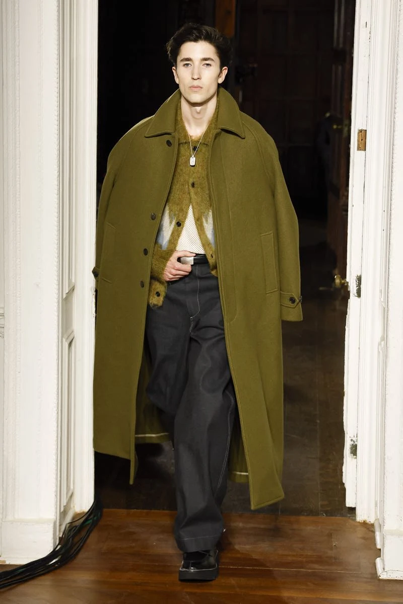 Holden Fraser, hijo de Brendan Fraser, en desfile de Todd Snyder en la Semana de la Moda de Nueva York