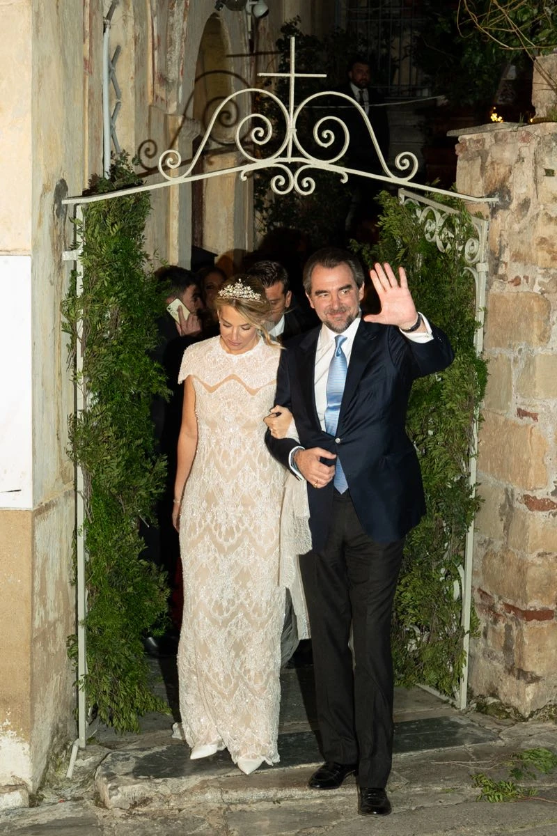 Los novios saludan después de la ceremonia