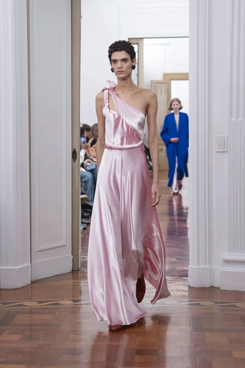 Desfile Alberta Ferretti otoño invierno 2025