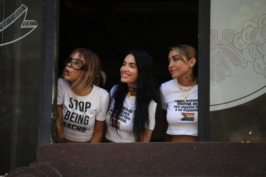 Lali, María Becerra y Taichu en la Marcha del Orgullo-.