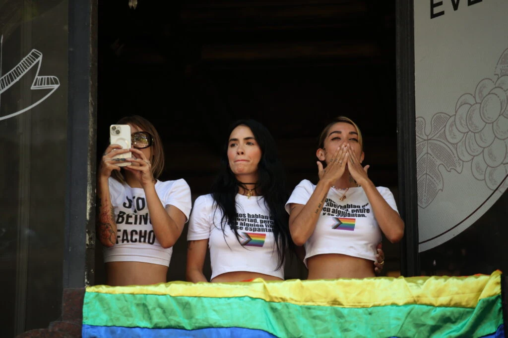 Lali, María Becerra y Taichu en la Marcha del Orgullo-.