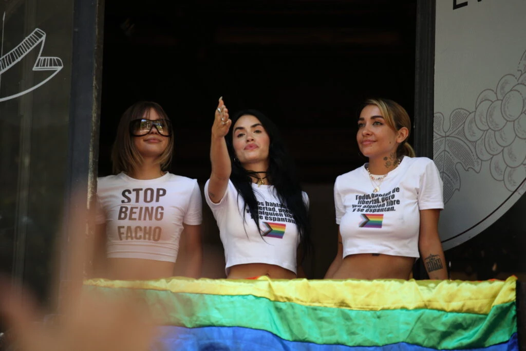 Lali, María Becerra y Taichu en la Marcha del Orgullo-.