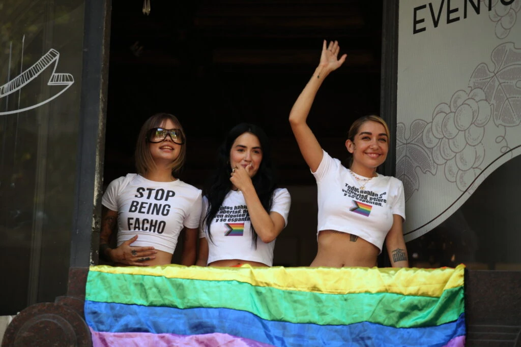 Lali, María Becerra y Taichu en la Marcha del Orgullo-.