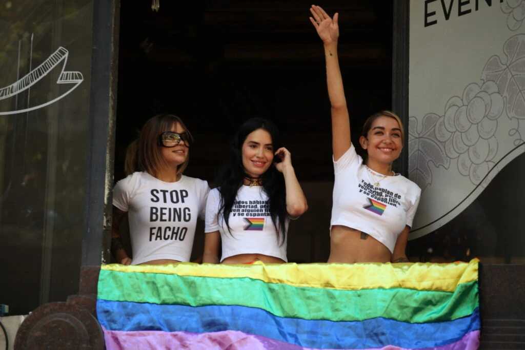 Lali, María Becerra y Taichu en la Marcha del Orgullo-.