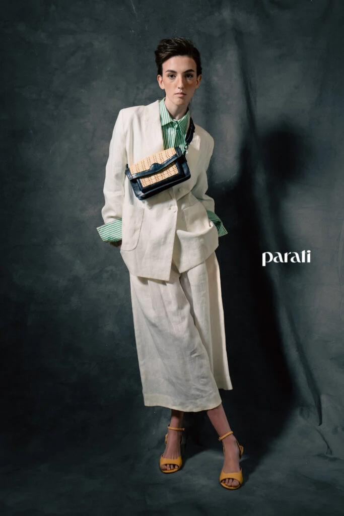 Tailleur de lino de saco cruzado y pantacourt, camisa oversize de lino rayado, cartera de cuero y rafia y sandalias de rafia @mishkabuenosaires