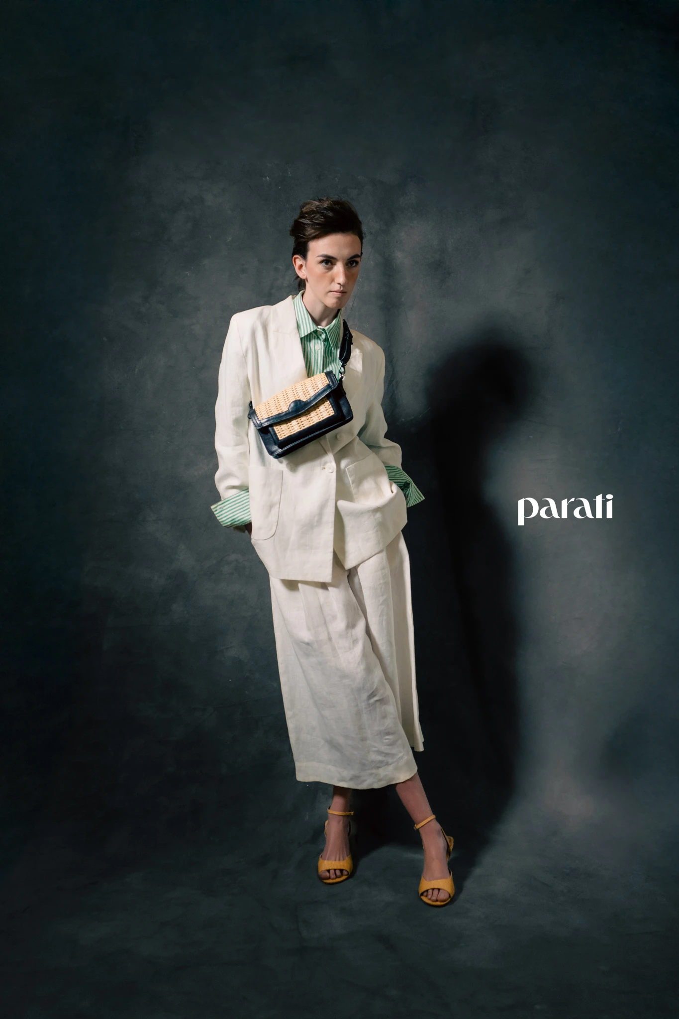 Tailleur de lino de saco cruzado y pantacourt, camisa oversize de lino rayado, cartera de cuero y rafia y sandalias de rafia @mishkabuenosaires