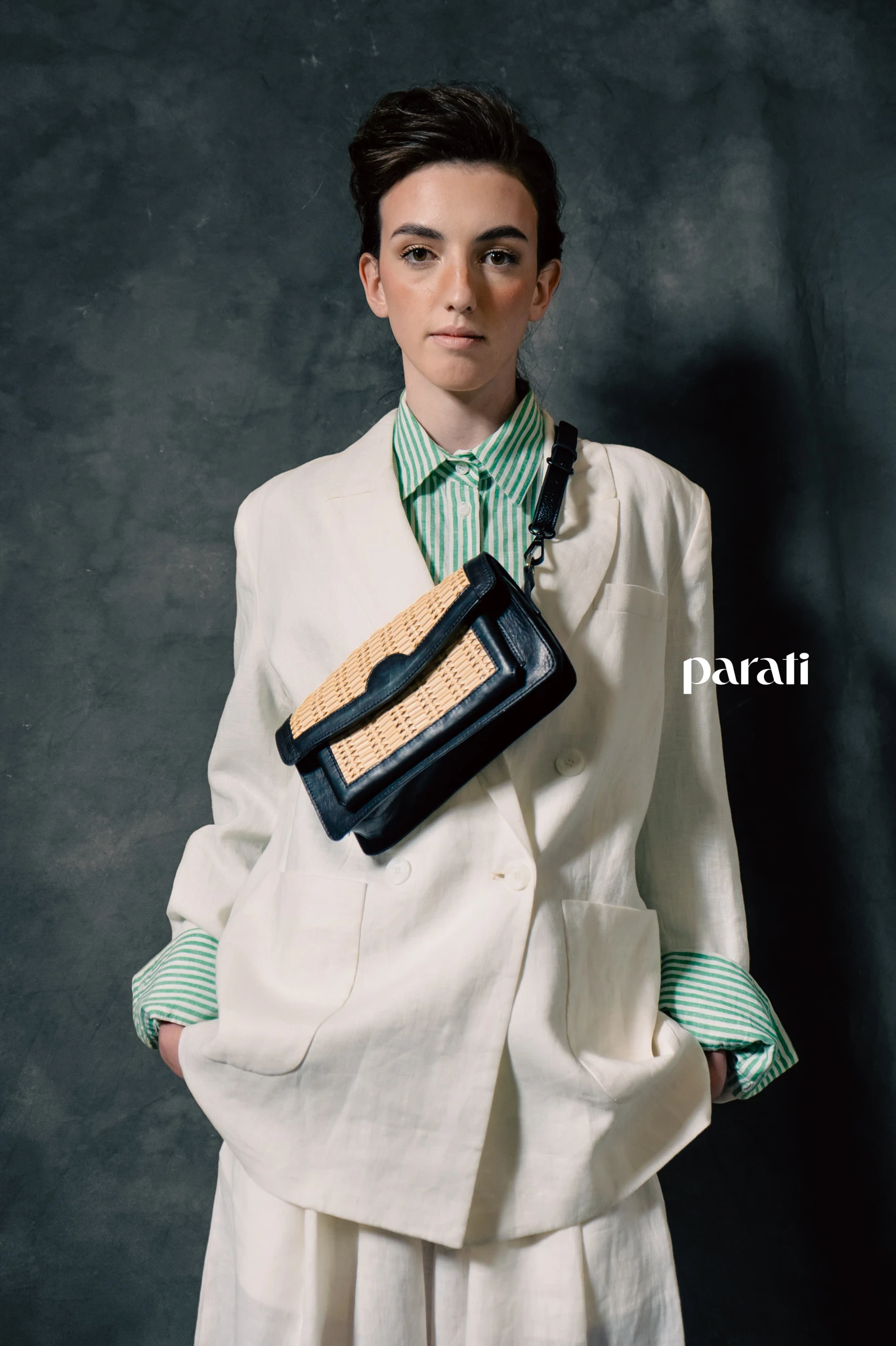 Tailleur de lino de saco cruzado y pantacourt, camisa oversize de lino rayado, cartera de cuero y rafia y sandalias de rafia @mishkabuenosaires