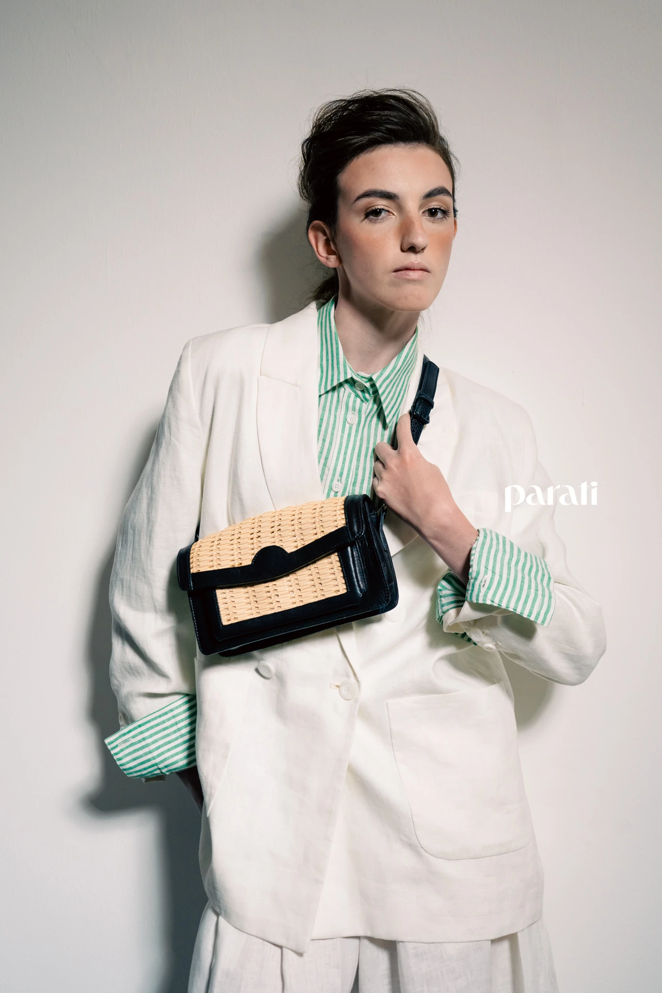 Tailleur de lino de saco cruzado y pantacourt, camisa oversize de lino rayado, cartera de cuero y rafia y sandalias de rafia @mishkabuenosaires