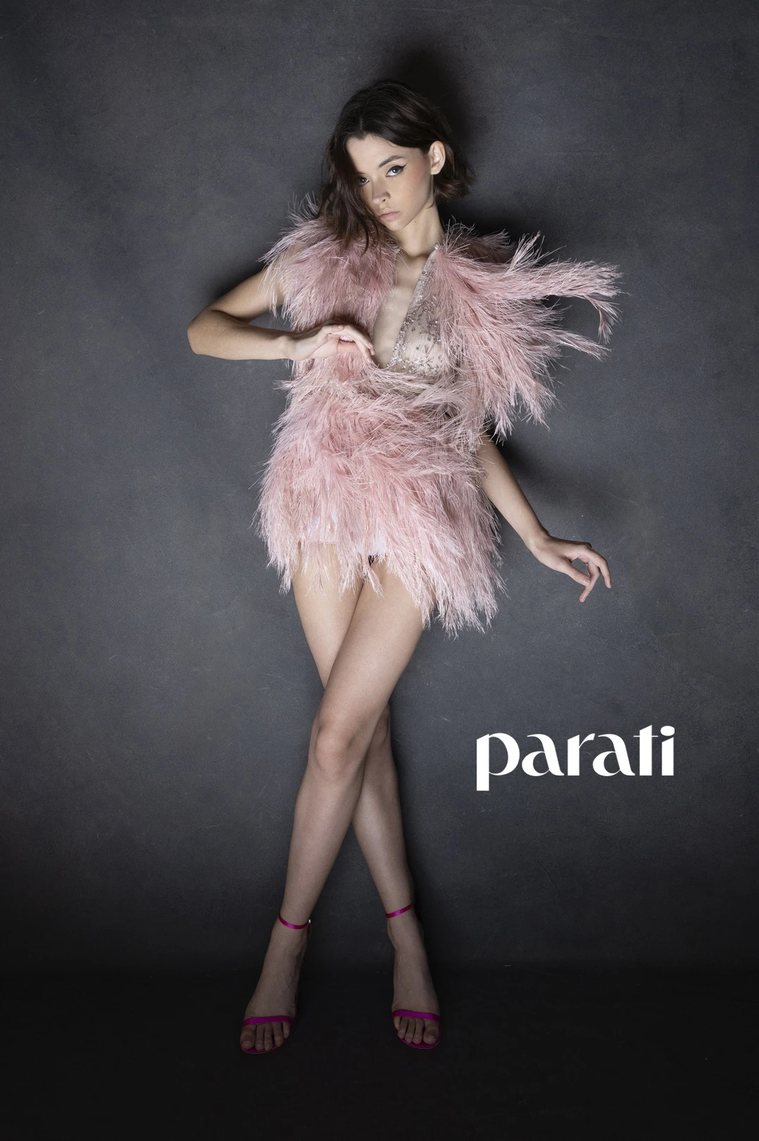 Chaleco de gasa bordada recubierto de plumas @gabriellagecollection y sandalias de satin @lachicadelosstilettos