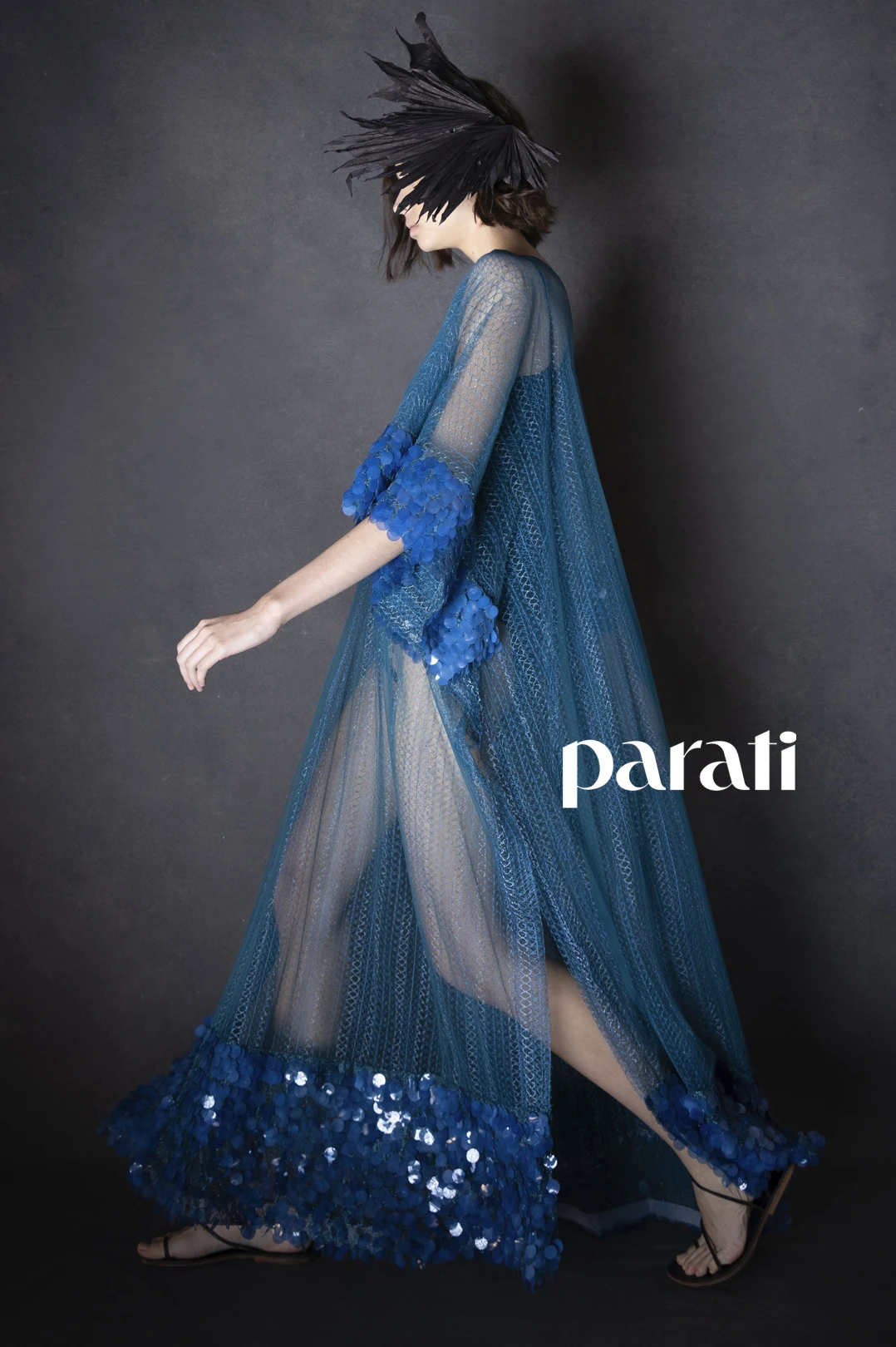 Túnica de gasa labrada con zócalo y puños de lentejuelas @sylvieburstyn Body @moraodficial.ok y sandalias planas de cuero @vaires.oficial